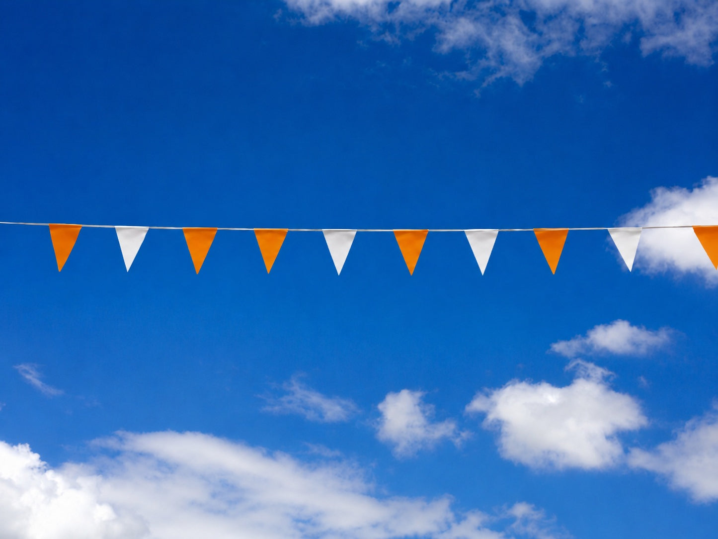 Pennants (Normal Duty) - Orange & White 100 Ft.